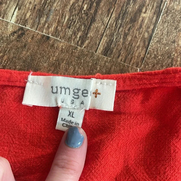 Umgee Linen Blend Cut Out Round Neckline Top with Frayed Fringe Hem - Picture 8 of 8